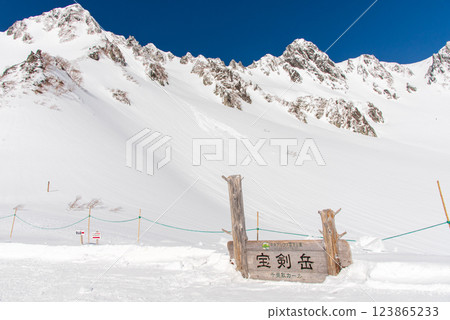 One of Japan's 100 famous mountains: Mount Kisokoma, Nagano Prefecture, clear skies during the harsh winter 123865233