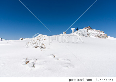 日本百座名山之一:長野縣木曾駒山,嚴冬時節天空晴朗 日本百座名山之一:長野縣木曾駒山,嚴冬時節天空晴朗 123865263