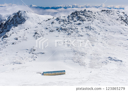 One of Japan's 100 famous mountains: Mount Kisokoma, Nagano Prefecture, clear skies during the harsh winter One of Japan's 100 famous mountains: Mount Kisokoma, Nagano Prefecture, clear skies during the harsh winter 123865279