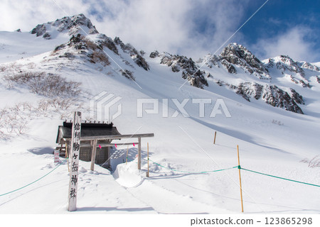 One of Japan's 100 famous mountains: Mount Kisokoma, Nagano Prefecture, clear skies during the harsh winter 123865298