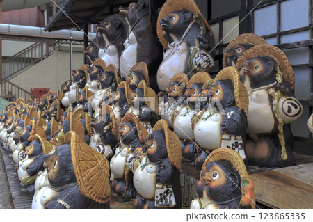 排隊！信樂燒浣熊 123865335