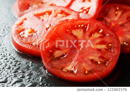 切片新鮮西紅柿 切片新鮮西紅柿 123865576