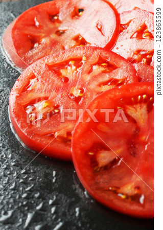 sliced fresh tomatoes 123865599