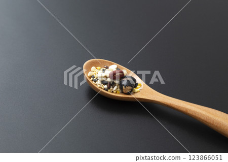 黑色背景上用湯匙舀出的穀物 123866051