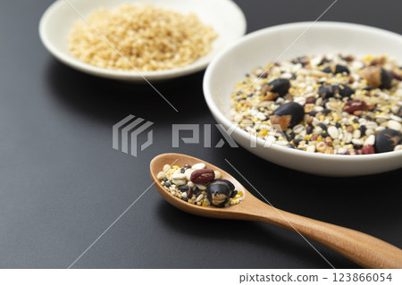 黑色背景中的糙米和穀物 123866054