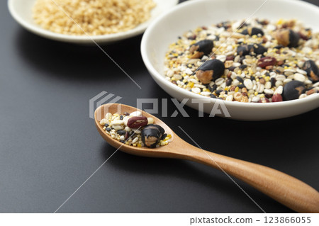 黑色背景中的糙米和穀物 123866055