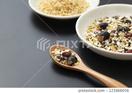 黑色背景中的糙米和穀物 123866056