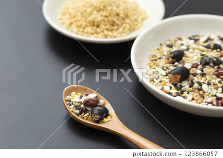 黑色背景中的糙米和穀物 123866057