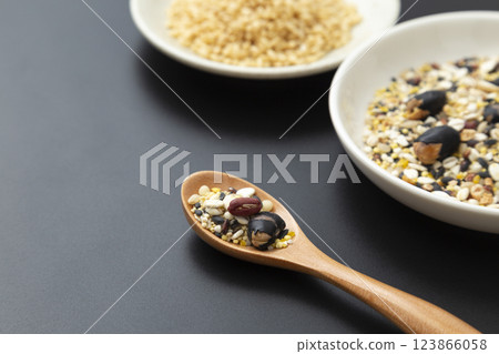 黑色背景中的糙米和穀物 123866058