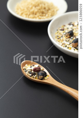 黑色背景中的糙米和穀物 123866059