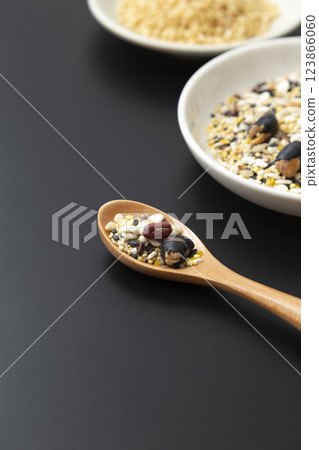 黑色背景中的糙米和穀物 123866060