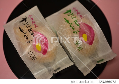 托盤上的日式糖果 123866078