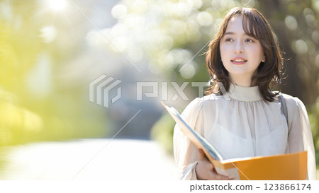 走在校園裡的女大學生 走在校園裡的女大學生 123866174