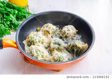 Grilled chrysanthemum shumai 123866242