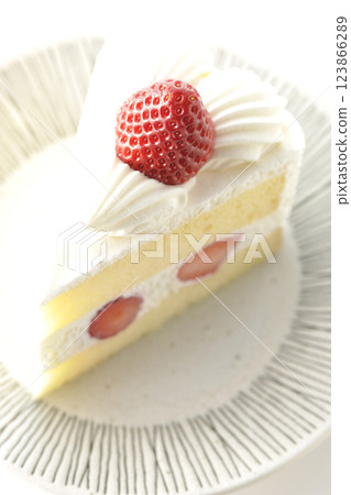 白色背景下拍攝的草莓脆餅 白色背景下拍攝的草莓脆餅 123866289
