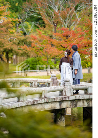 A couple wearing kimonos on a date 123866294