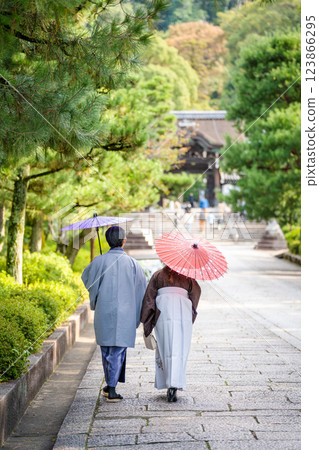 A couple wearing kimonos on a date 123866295