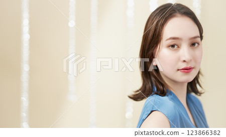 穿著藍色襯衫的年輕女子 123866382