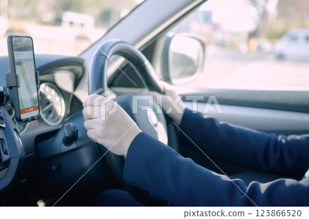 穿著西裝開的中年婦女 123866520