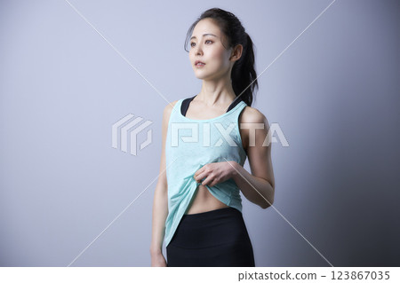 Young woman in sportswear 123867035