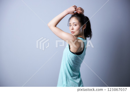 穿著運動服的年輕女子 123867037
