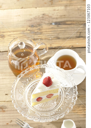 蛋糕架上的草莓脆餅和茶 123867103