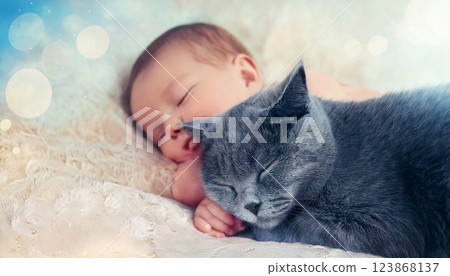 嬰兒與貓咪一起睡覺 123868137