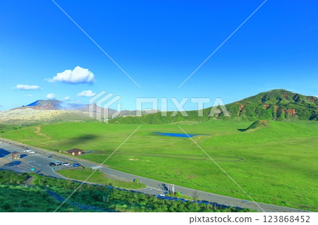 [Kumamoto Prefecture] Fresh green Kusasenrihama Beach and Nakadake (the crater of Mount Aso) 123868452