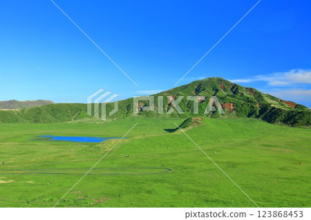 [熊本縣]新鮮的綠草千里濱和中岳（阿蘇山火山口） 123868453