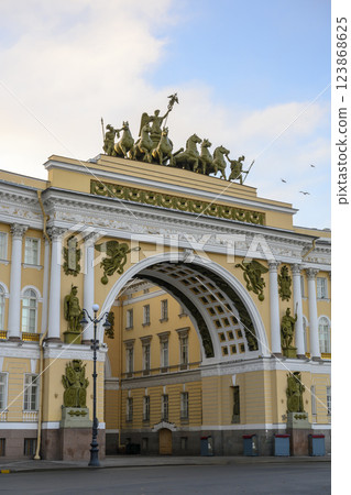 Historical Arch on the General Staff building on Palace Square in St. Petersburg, Russia 123868625