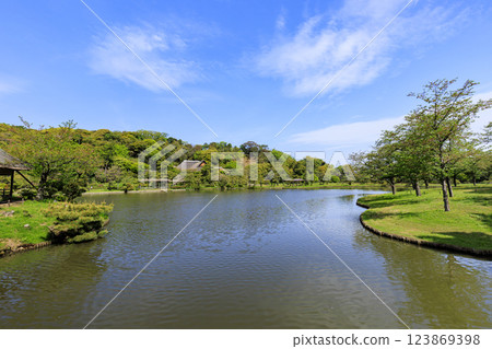 Fresh greenery at Sankeien Garden, a scenic spot in Yokohama, Kanagawa Prefecture 123869398