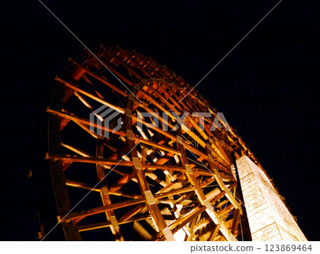 夜間照明的巨型水車 123869464