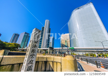 日本東京城市景觀,俯瞰汐留商業區、2號線環狀線和前濱離宮恩賜庭園的入口 日本東京城市景觀,俯瞰汐留商業區、2號線環狀線和前濱離宮恩賜庭園的入口 123869549