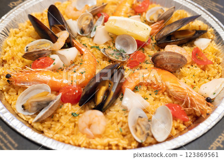 Delicious Spanish seafood paella 123869561