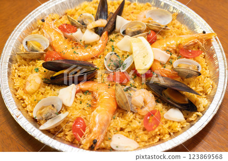 Delicious Spanish seafood paella 123869568