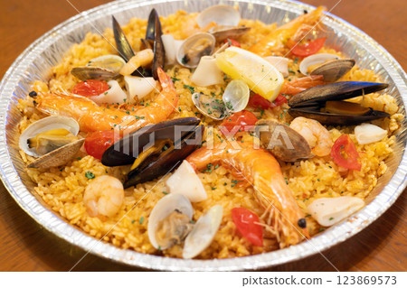 Delicious Spanish seafood paella 123869573