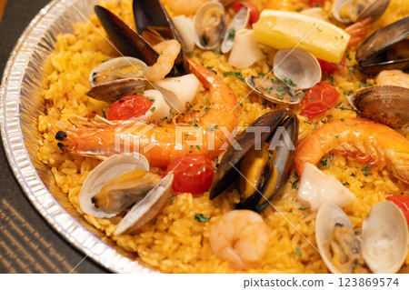 Delicious Spanish seafood paella 123869574