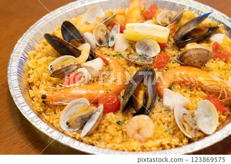 Delicious Spanish seafood paella Delicious Spanish seafood paella 123869575