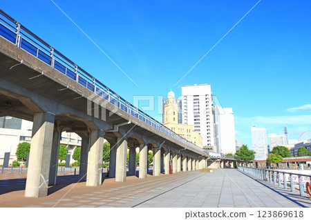 神奈川縣橫濱市山下臨港線長廊及橫濱海關風景 神奈川縣橫濱市山下臨港線長廊及橫濱海關風景 123869618