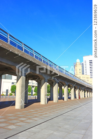 神奈川縣橫濱市山下臨港線長廊及橫濱海關風景 123869619