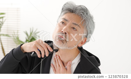 Senior man shaving his beard 123870328