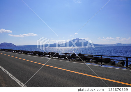 從支笏湖畔的停車場望去的沓前岳和風浮士岳 123870869