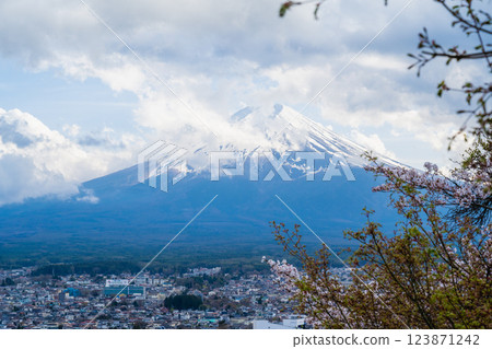 日本山梨縣富士吉田 - 2024 年 4 月:春天櫻花盛開,背景是富士山。地標和熱門旅遊景點。 日本山梨縣富士吉田 - 2024 年 4 月:春天櫻花盛開,背景是富士山。地標和熱門旅遊景點。 123871242