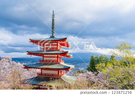 日本山梨郡富士吉田 — 2024 年 4 月 17 日：新倉富士淺間神社。春天。 123871256
