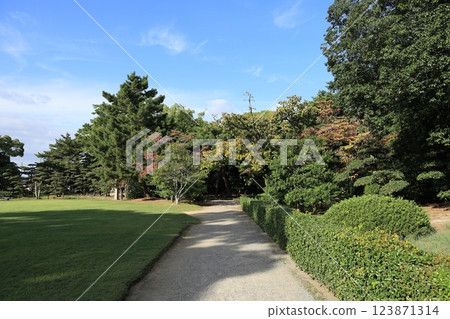 Ritsurin Garden in Akirei (mid-October) 123871314