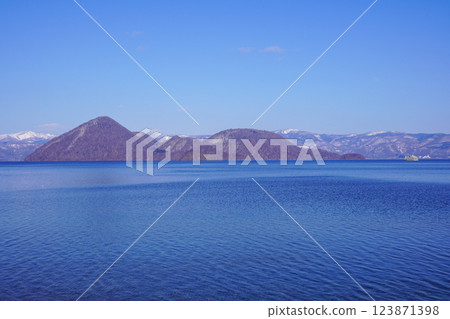 Lake Toya's Nakajima Island and sightseeing boats seen from Chinkojima Park 123871398