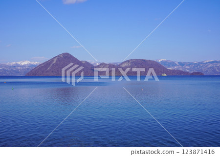 Lake Toya's Nakajima Island and sightseeing boats seen from Chinkojima Park 123871416