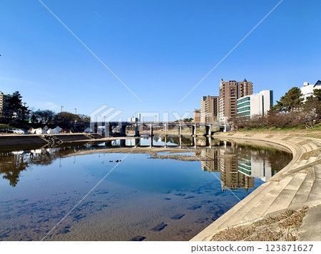 Otsugawa River in winter (Otsugawa River Green Space (upstream of Tonohashi Bridge) / Okazaki City, Aichi Prefecture) Otsugawa River in winter (Otsugawa River Green Space (upstream of Tonohashi Bridge) / Okazaki City, Aichi Prefecture) 123871627