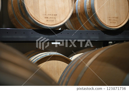 架子上擺放著清酒桶 123871736