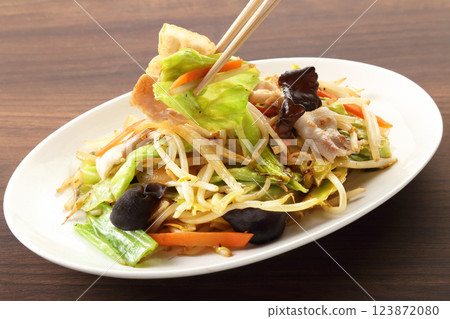 在餐桌上吃炒菜 123872080